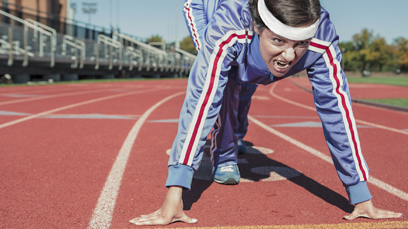 Eine Frau in der Startposition, um zu sprinten.