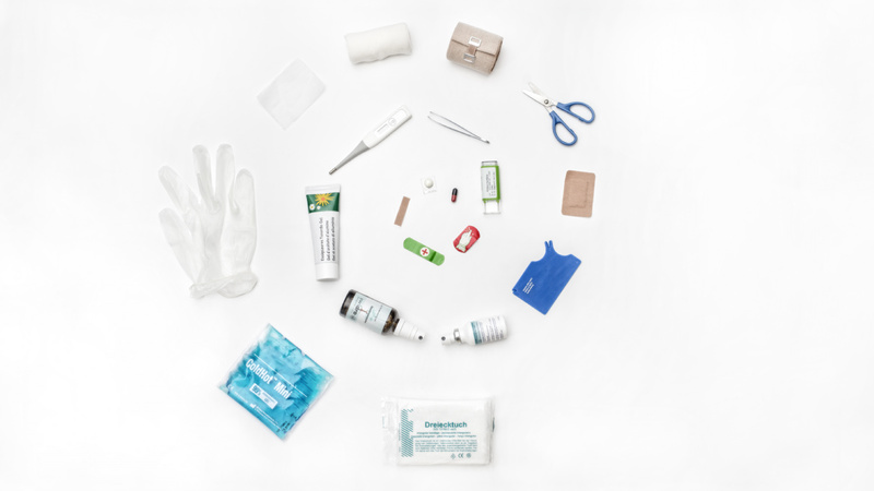 Pharmacie ménage médicaments pansements: différentes choses qui doivent faire partie d'une pharmacie de ménage comme des pansements,... disposés en forme d'escargots