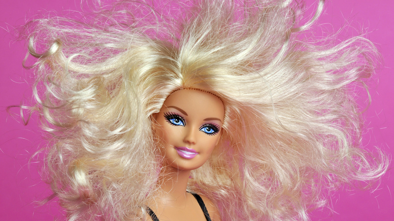 Schönheit, Pflege, Haare, Sommer: Barbie-Puppe mit zerzausten langen blonden Haaren