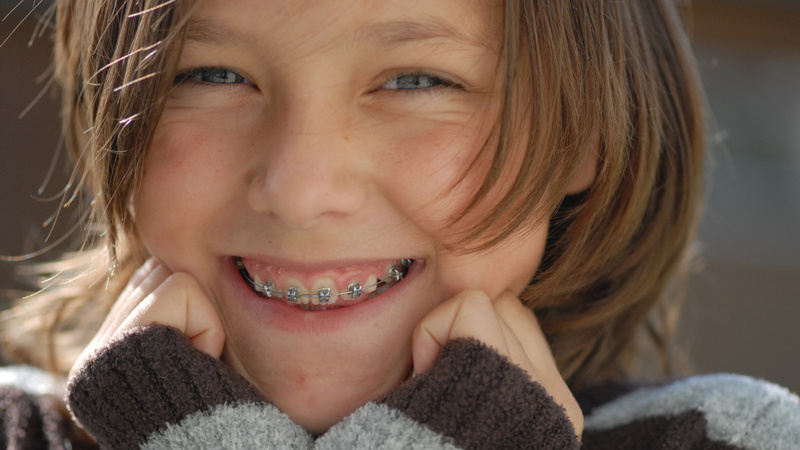 Mundpflege, Zahnpflege, Zahnspange: Mädchen mit Zahnspange, sie lächelt.