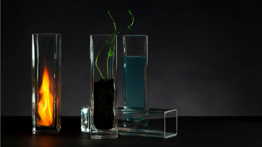 Psychologie, Vier Elemente, Drogerie: Vier hochstielige Gläser. Aus einem steigen Flammen hoch, aus einem eine Wasserwelle, aus einem weisser Rauch und im vierten liegen Steine.