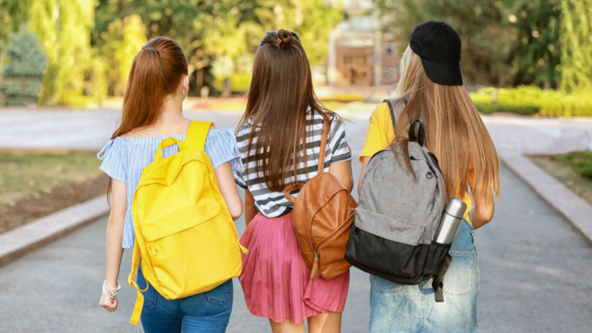 Kinder, Rücken, Haltung: Drei Mädchen von hinten mit verschiedenen Schultaschen