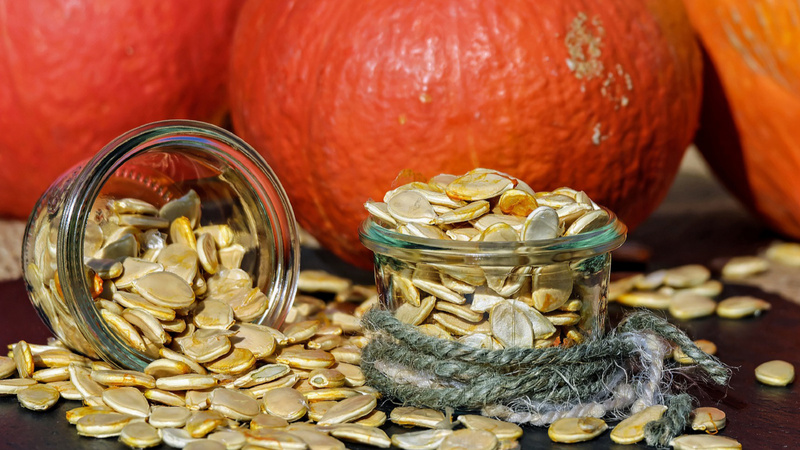 Des graines de courge dans un bocal