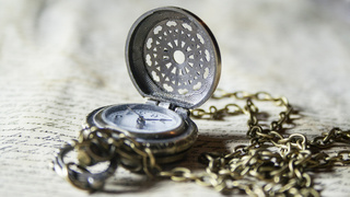 Une montre à gousset sur une page manuscrite