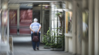 Schwindel, Verwirrung: alte Frau von hinten, das Bild ist ganz verzerrt